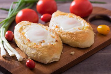 Khachapuri, peynirli ve yumurtalı turta aç. Adjarian Khachapuri geleneksel bir Gürcü dilidir. Sokak yemeği..