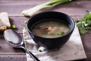 Pişirmek için malzeme ve baharatlı taze balık çorbası. Ahşap arkaplan