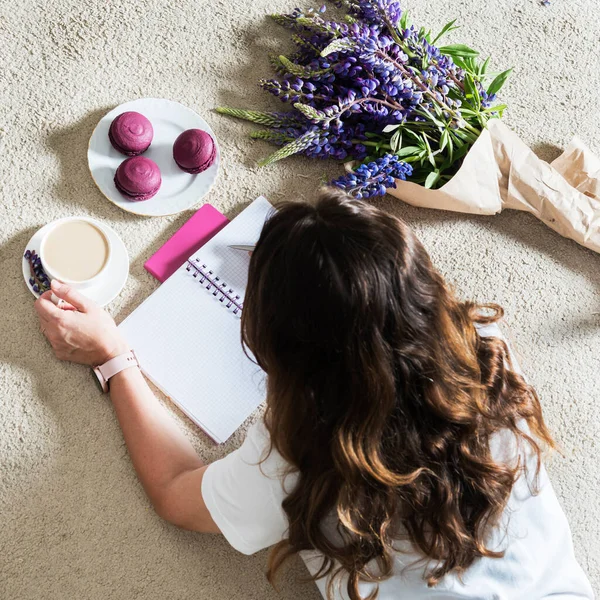 Mujer Vista Superior Acostada Alfombra Casa Usando Cuaderno Trabajo Planificación —  Fotos de Stock