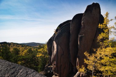 Sonbahar dağ ormanları, kayalar. Sonbahar ormanında dağ kayaları. Sonbahar manzarası