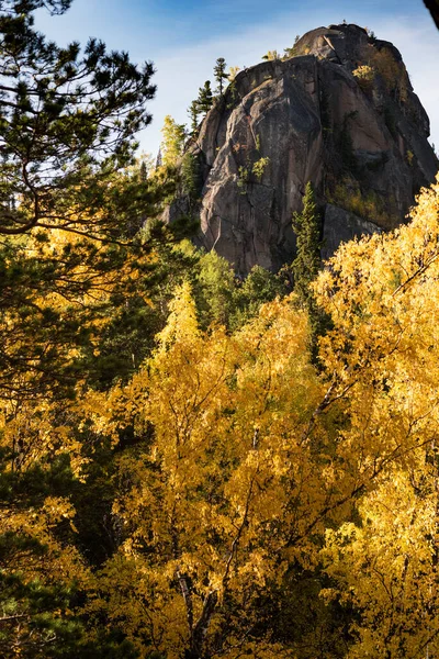 秋天的山林 岩石秋天森林里的山岩 秋天的风景 — 图库照片