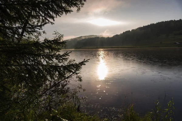 夏夜日落时 湖边的美景 森林湖 周围有山 — 图库照片
