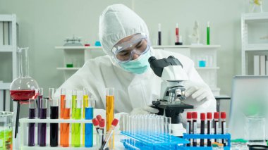 Araştırmacılar antiretroviral ilaçlar icat edip test ediyorlar. Güvenli bir yüksek seviye laboratuvarda. Ondan sonra virüs mikroskop tarafından incelendi..