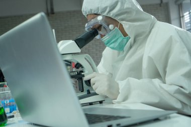 Araştırmacılar antiretroviral ilaçlar icat edip test ediyorlar. Güvenli bir yüksek seviye laboratuvarda. Ondan sonra virüs mikroskop tarafından incelendi..