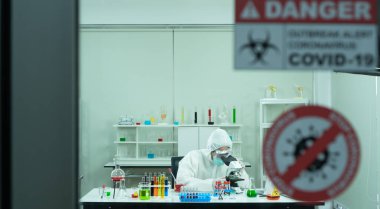 Araştırmacılar antiretroviral ilaçlar icat edip test ediyorlar. Güvenli bir yüksek seviye laboratuvarda. Ondan sonra virüs mikroskop tarafından incelendi..