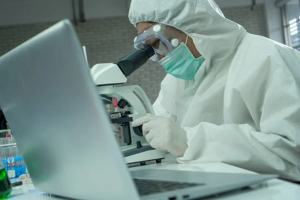 Araştırmacılar antiretroviral ilaçlar icat edip test ediyorlar. Güvenli bir yüksek seviye laboratuvarda. Ondan sonra virüs mikroskop tarafından incelendi..