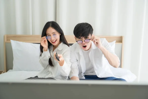 Homens Mulheres Asiáticos Estão Felizes Casa Eles Estão Usando Laptops — Fotografia de Stock