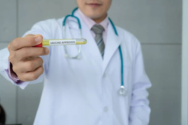液体薬 ワクチン ウイルス対策医師の手に 維持更生病院の患者 — ストック写真