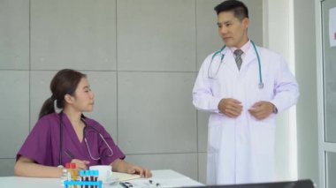 Asyalı sağlık ekipleri hastanede hasta bakımını tartışmak için bir araya geliyorlar..