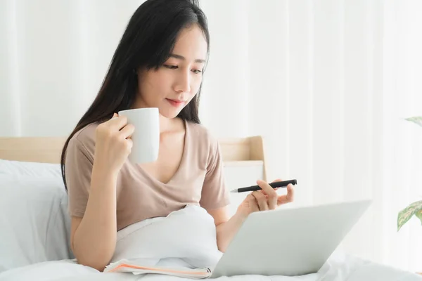 Mulher Bonita Pessoas Asiáticas Estão Felizes Usando Seus Laptops Casa — Fotografia de Stock