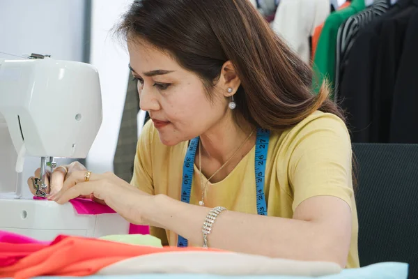 Asya 'dan kıdemli bir moda tasarımcısı bir tekstil fabrikasında çalışıyor. Kendine güvenerek yeni bir iş kuruyorsun.