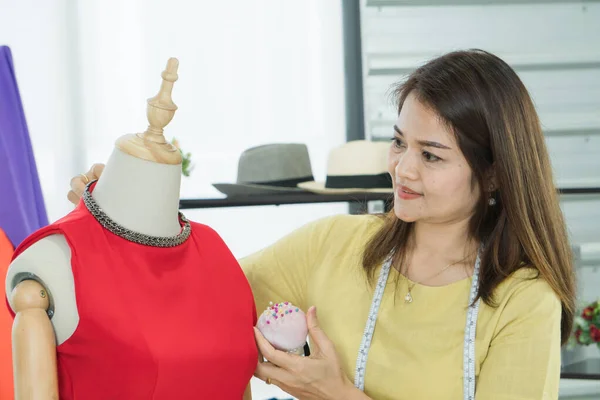 Eine Leitende Modedesignerin Aus Asien Arbeitet Einer Textilfabrik Selbstbewusst Ein — Stockfoto