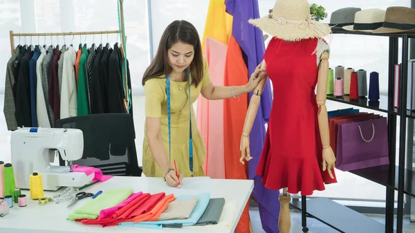 Eine Leitende Modedesignerin Aus Asien Arbeitet Einer Textilfabrik Selbstbewusst Ein — Stockfoto