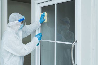 İşçiler koruyucu giysiler giyer ve maske takarlar. Binanın içini temizlemek için dezenfektan püskürtüyorum. Koronavirüsün yayılmasından sonra temizlikçiler popüler olmaya başladı.