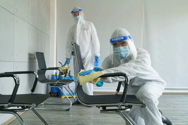 İşçiler koruyucu giysiler giyer ve maske takarlar. Binanın içini temizlemek için dezenfektan püskürtüyorum. Koronavirüsün yayılmasından sonra temizlikçiler popüler olmaya başladı.