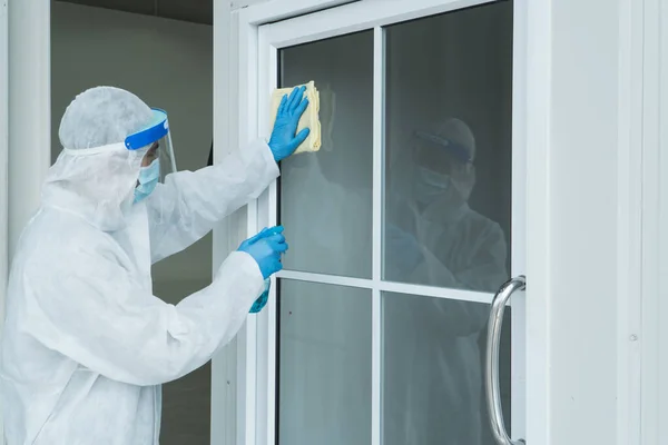 İşçiler koruyucu giysiler giyer ve maske takarlar. Binanın içini temizlemek için dezenfektan püskürtüyorum. Koronavirüsün yayılmasından sonra temizlikçiler popüler olmaya başladı.