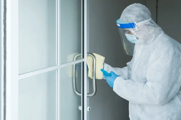 İşçiler koruyucu giysiler giyer ve maske takarlar. Binanın içini temizlemek için dezenfektan püskürtüyorum. Koronavirüsün yayılmasından sonra temizlikçiler popüler olmaya başladı.