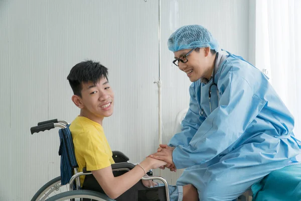 Азиатские Врачи Волонтеры Оказывающие Помощь Реабилитации Мальчиков Инвалидов Остаются Больнице — стоковое фото