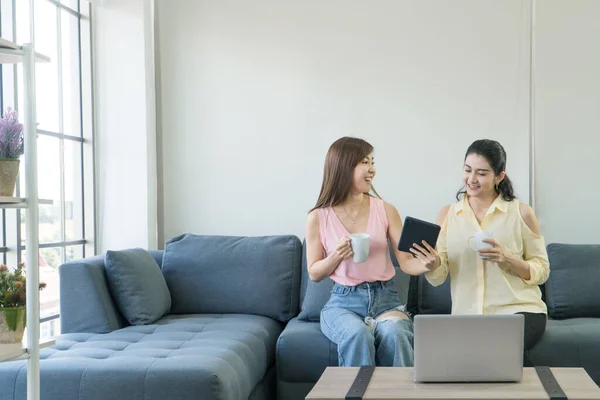 Duas Mulheres Asiáticas Atraentes Estão Falando Casa Alegremente Mulheres Freelance — Fotografia de Stock