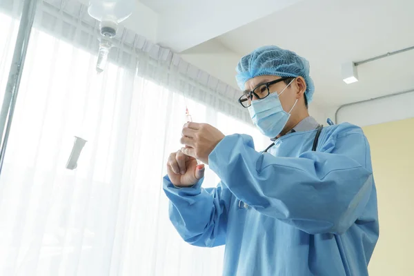 Profesyonel bir cerrahın portresi, acil serviste steteskop taşıyan Asyalı bir adam. Modern tıp teknolojisi ve bilim. Hastane hastalarında bakım ve rehabilitasyon kavramları.
