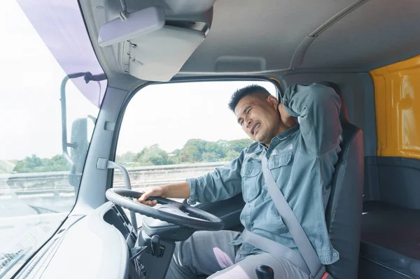 Profesjonalny Kierowca Ciężarówki Dorosły Mężczyzna Pas Bezpieczeństwa Ziewanie Senność Młody — Zdjęcie stockowe