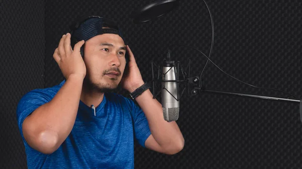 Pemuda Asia Dewasa Yang Percaya Diri Dan Sebuah Latihan Mikrofon — Stok Foto
