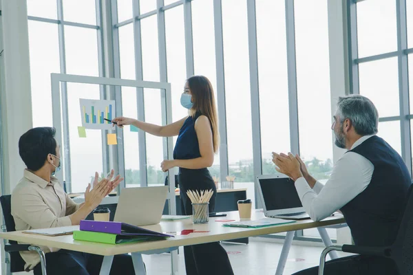 Los Empresarios Llevan Una Máscara Protectora Para Trabajar Juntos Oficina — Foto de Stock