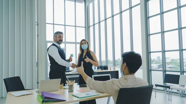 Los Empresarios Llevan Una Máscara Protectora Para Trabajar Juntos Oficina — Foto de Stock