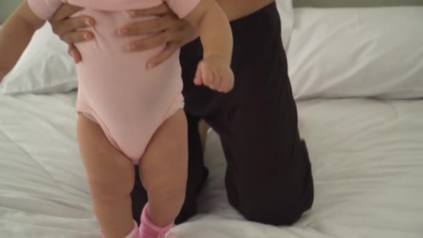 Gelukkige Baby Kleine Meid Glimlach Gelach Leren Lopen Het Nemen — Stockvideo