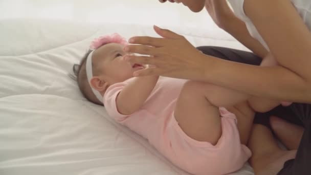 Jonge Moeder Spelen Vrouw Haar Dochter Een Gezonde Schattige Baby — Stockvideo