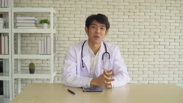 Молодой Азиатский Врач Является Онлайн Консультацией Консультацией Вопросам Здравоохранения Людей — стоковое видео