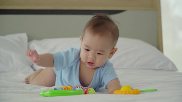 Gelukkig Baby Meisje Schattig Gezond Met Mooie Ogen Speeltjes Spelen — Stockvideo