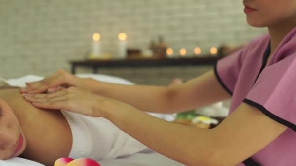 Młoda Azjatka Śpi Łóżku Salonie Piękności Spa Masażystka Dłoni Ramieniu — Wideo stockowe