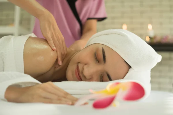 Jovem Mulher Asiática Relaxa Cama Salão Spa — Fotografia de Stock