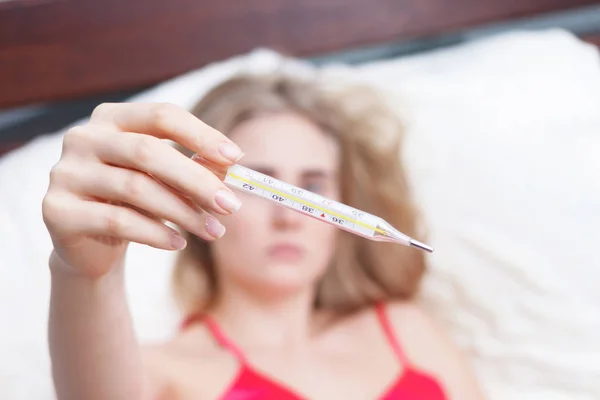 Mujer Con Virus Gripe Acostada Cama Que Está Midiendo Temperatura — Foto de Stock