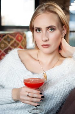 Güzel kız içki kokteyl