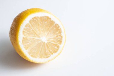 Beyaz arka planda yarım limon