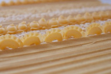 makarna. Bir sürü makarna Beyaz arkaplan