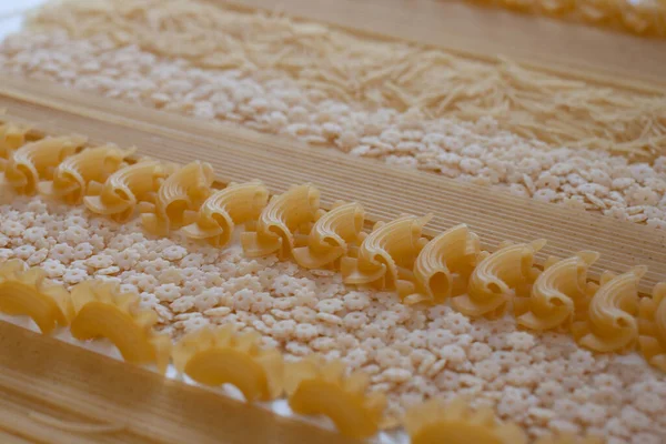 Pasta Veel Pasta Witte Achtergrond — Stockfoto