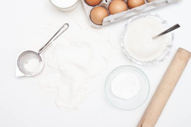 Fırın malzemeleri: un, yumurta, şeker, tereyağı, süt ve baharatlar gri mermer arka planda