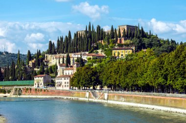 Kuzey İtalya, Verona 'da Aziz Peter Kalesi ve Adige Nehri