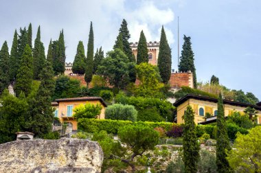 İtalya, Verona 'da selvi ağaçları olan tepedeki San Pietro St. Peter Kalesi