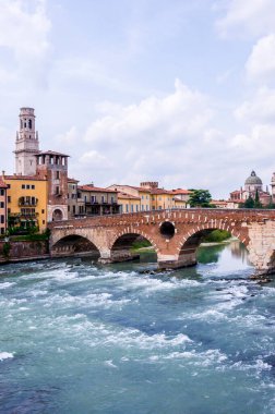 Verona Katedrali ve İtalya 'nın Verona kentindeki Adige Nehri üzerindeki Ponte di Pietra adlı Antik Roma Köprüsü