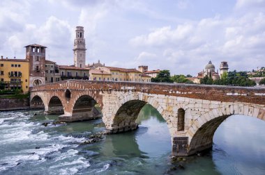 İtalya 'nın Verona kentindeki Adige Nehri üzerinde Ponte di Pietra adlı antik Roma Köprüsü