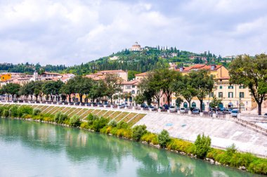 Verona ve Adige Nehri 'nin panoramik manzarası, İtalya
