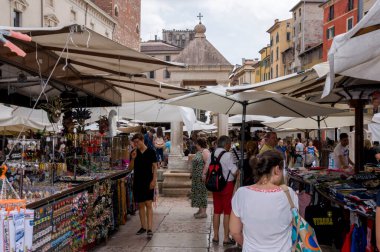 Kuzey İtalya, Verona 'daki Piazza delle Erbe' de küçük bir sokak pazarı.