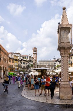 Piazza delle Erbe eski şehir Verona, Kuzey İtalya
