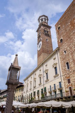 İtalya, Verona 'daki Piazza delle Erbe' den Ortaçağ Lamberti Saat Kulesi