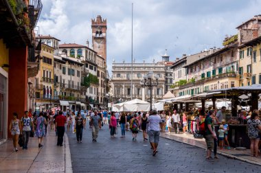 Verona, İtalya 'da Piazza delle Erbe
