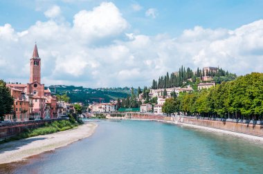 Verona ve Adige Nehri 'nin panoramik manzarası, Kuzey İtalya